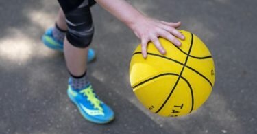 Kinder, die an juveniler idiopathischer Arthritis (JIA) leiden, sollten sich viel bewegen und Sport treiben. Foto: Florian Schuh/dpa-tmn