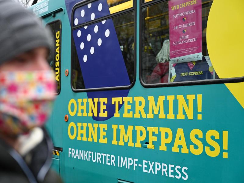 Eine zum Impf-Express umgerüstete Straßenbahn in Frankfurt am Main. Foto: Arne Dedert/dpa