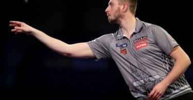 Florian Hempel während der 3. Runde der Darts-WM in Aktion. Foto: Bradley Collyer/PA Wire/dpa