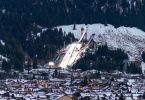 Blick auf Oberstdorf mit der Schattenbergschanze. Foto: Daniel Karmann/dpa