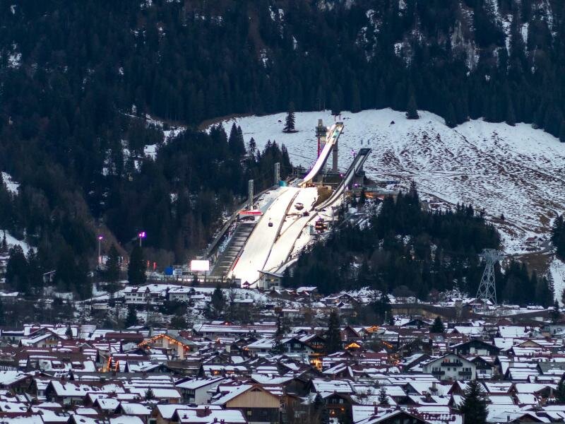 Blick auf Oberstdorf mit der Schattenbergschanze. Foto: Daniel Karmann/dpa
