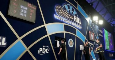 Zwischen Weihnachten und Silvester wird das Feld bei der Darts-WM in London von 32 auf acht Teilnehmer reduziert. Foto: Bradley Collyer/PA Wire/dpa