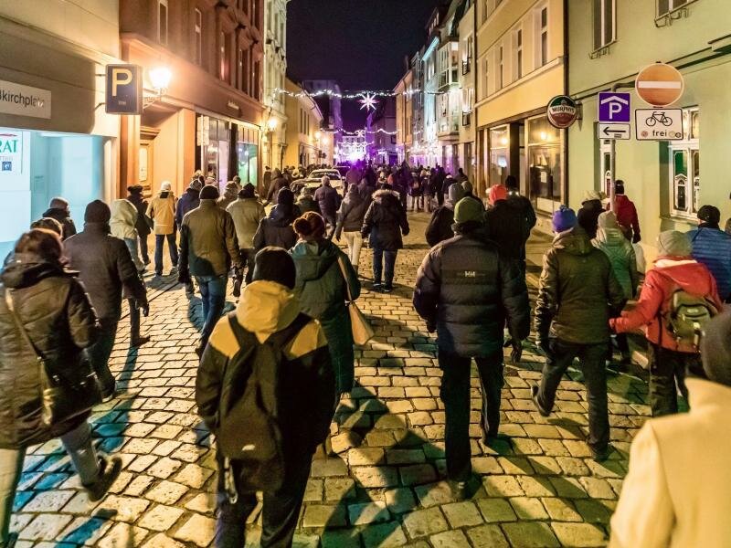 Demonstrierende treffen sich zu einem nicht angemeldeten sogenannten «Spaziergang» in der Cottbuser Innenstadt. Foto: Frank Hammerschmidt/dpa-Zentralbild/dpa
