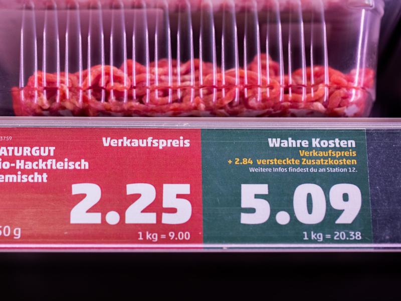 Ein Preisschild weist neben dem Verkaufspreis auch den «wahren Preis» in einem Penny-Supermarkt aus. Foto: Rolf Vennenbernd/dpa