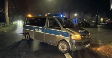 Ein Einsatzfahrzeug der Polizei in Fischerhude. Die Polizei hat dort zwei Leichen in einem Haus entdeckt. Foto: Andre van Elten/TNN/dpa