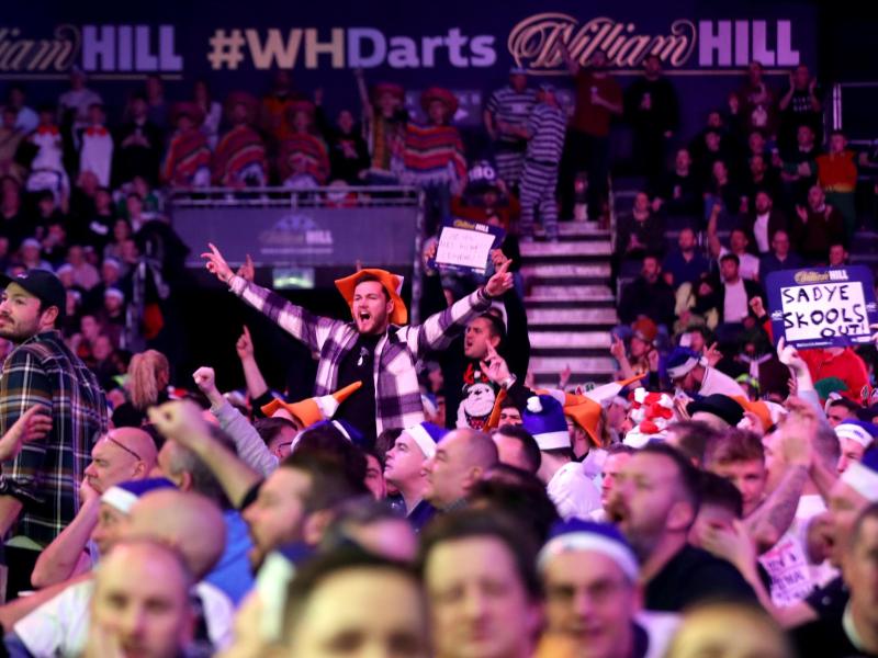 Trotz Omikron: Die Fans feiern bei der Darts-WM in London eine wilde Party. Foto: Bradley Collyer/PA Wire/dpa
