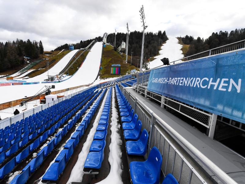 Am Ruhetag der Tournee wurde im Stadion das Neujahrsspringen in Garmisch-Partenkirchen vorbereitet. Foto: Angelika Warmuth/dpa