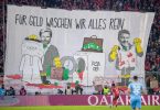 Mit einem Transparent «Für Geld waschen wir alles rein» protestieren Fans gegen die Geschäftsbeziehungen des FC Bayern München. Foto: Eibner-Pressefoto/Sascha Walther/Eibner-Pressefoto/dpa