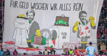 Mit einem Transparent «Für Geld waschen wir alles rein» protestieren Fans gegen die Geschäftsbeziehungen des FC Bayern München. Foto: Eibner-Pressefoto/Sascha Walther/Eibner-Pressefoto/dpa