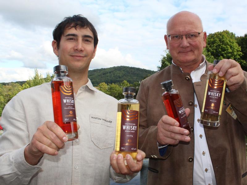 Brenner und Start-up-Unternehmer Martin Wagner und Brauereichef Steffen Dittmer aus Löbau mit dem ersten Oberlausitzer Whisky. Foto: Miriam Schönbach/dpa-Zentralbild/dpa