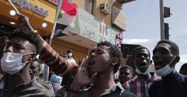Demonstranten in der sudanesischen Hauptstadt Khartoum skandieren Slogans gegen den Militärputsch vom Oktober 2021. Foto: Marwan Ali/AP/dpa