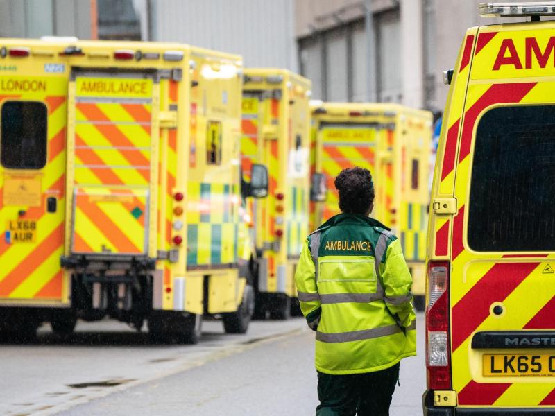 Eine Rettungssanitäterin geht an einer Reihe Krankenwagen vor einem Londoner Krankenhaus vorbei. Foto: Dominic Lipinski/PA Wire/dpa