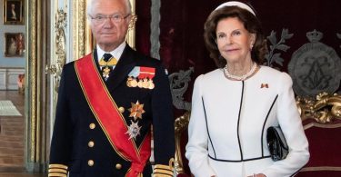 König Carl XVI. Gustaf und Königin Silvia von Schweden im Königlichen Schloss. Foto: Bernd von Jutrczenka/dpa
