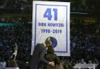 Dirk Nowitzki und seine Frau Jessica Olsson bei der Trikot-Zeremonie. Foto: Lm Otero/AP/dpa