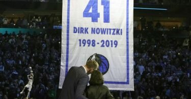 Dirk Nowitzki und seine Frau Jessica Olsson bei der Trikot-Zeremonie. Foto: Lm Otero/AP/dpa