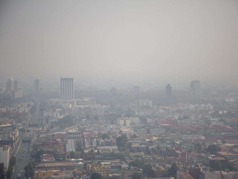 Dicke Luft in Mexiko-Stadt. Luftverschmutzung in Städten verursacht laut zwei internationalen Studien verheerende Gesundheitsschäden. Foto: Jair Cabrera Torres/dpa