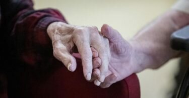 2050 könnten rund 153 Millionen Menschen mit Demenz leben. Zurückzuführen sei das vor allem auf Wachstum und Alterung der Bevölkerung. Foto: Christoph Soeder/dpa