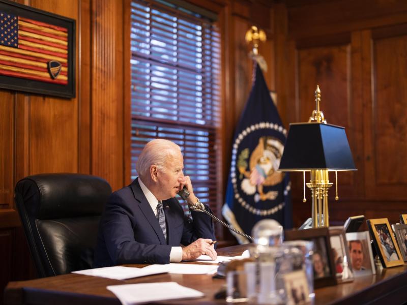 US-Präsident Joe Biden telefoniert am 30. Dezember 2021 von seinem Privathaus in Delaware aus mit Russlands Präsident Wladimir Putin. Foto: Adam Schultz/The White House/dpa