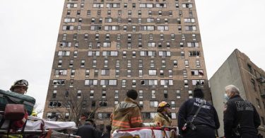 Das 19-stöckige Wohnhaus in der Bronx. Foto: Yuki Iwamura/AP/dpa