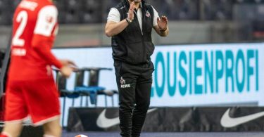 Trainer Steffen Baumgart vom 1. FC Köln steht klatschend am Rand des Spielfelds. Foto: Andreas Gora/dpa