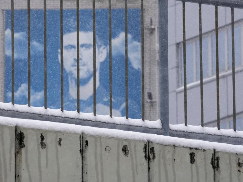 Ein Plakat mit dem Konterfei des serbischen Tennisspielers Novak Djokovic hängt an einem Gebäude. Foto: Darko Vojinovic/AP/dpa