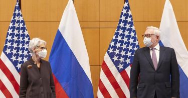 Wendy Sherman und Sergej Rjabkow bei einem bilateralen Treffen zwischen den USA und Russland in Genf. Foto: Denis Balibouse/KEYSTONE REUTERS POOL/dpa