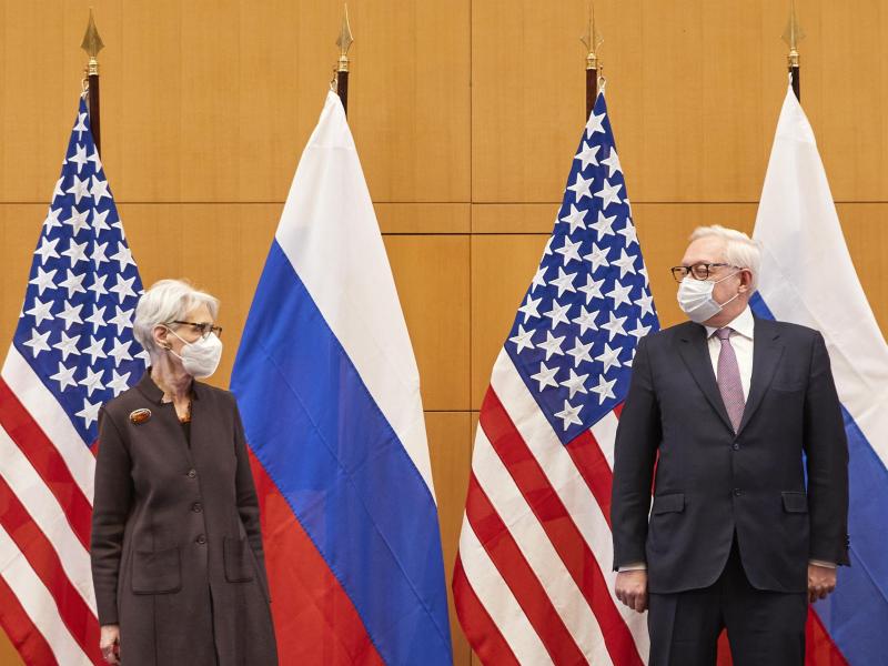 Wendy Sherman und Sergej Rjabkow bei einem bilateralen Treffen zwischen den USA und Russland in Genf. Foto: Denis Balibouse/KEYSTONE REUTERS POOL/dpa