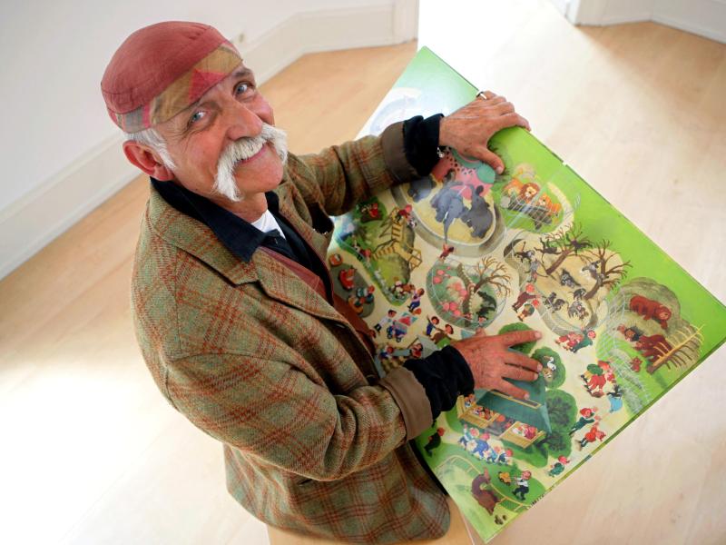 In seinen Wimmelbüchern kann man auf Reisen gehen: Ali Mitgutsch ist im Alter von 86 Jahren gestorben. Foto: Rolf Vennenbernd/dpa