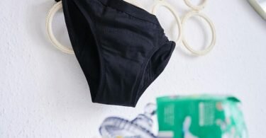 Periodenslips erobern zunehmend den Markt und sollen eine umweltfreundliche Alternative zu Wegwerfprodukten sein. Experten warnen jedoch vor Bioziden, die in manchen Slips enthalten sind. Foto: Annette Riedl/dpa