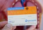 Die Zahl der Organspender in Deutschland ist 2021 leicht gestiegen. Knapp 3000 Menschen, die eine Organspende erhalten haben, standen aber zu Jahresende noch über 8000 auf Wartelisten gegenüber. Foto: Daniel Maurer/dpa/Archvi