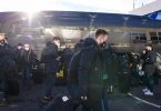 Die deutsche Handball-Nationalmannschaft steigt am Flughafen aus ihrem Mannschaftsbus. Foto: Sascha Klahn/dpa