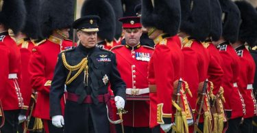 Prinz Andrew (M), Herzog von York, mit Regimentsmitgliedern der Grenadier Guards im Windsor Castle. Foto: Dominic Lipinski/PA Wire/dpa