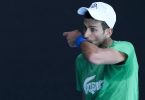 Der serbische Titelverteidiger Novak Djokovic trainiert vor den Australian Open in Melbourne. Foto: Mark Baker/AP/dpa