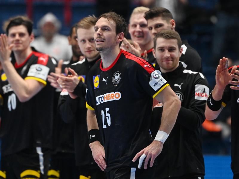 Nach dem Auftaktsieg gegen Belarus wollen Deutschlands Handball um Kai Häfner (M) bei der EM nachlegen. Foto: Marijan Murat/dpa