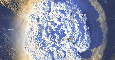 Dieses vom Tonga Meteorological Services veröffentlichte Satellitenbild zeigt den Ausbruch eines unterseeischen Vulkans in der Nähe des Inselreichs Tonga. Foto: --/AAP Image/Tonga Meteorological Services/dpa