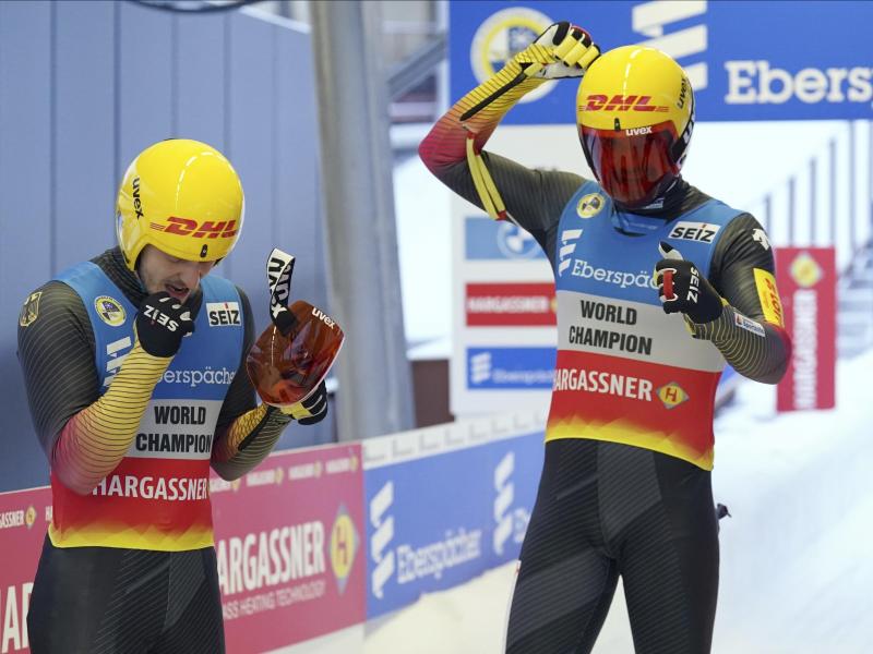 Siegten in Oberhof: Toni Eggert und Sascha Benecken. Foto: Roman Koksarov/AP/dpa