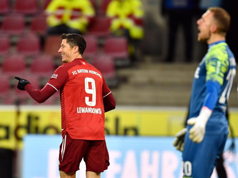 Eine Klasse für sich: Bayern-Stürmer Robert Lewandowski erzielte gegen den 1. FC Köln drei Treffer. Foto: Marius Becker/dpa
