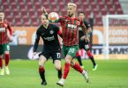 Augsburgs Niklas Dorsch (v) versucht, den Ball gegen Eintrachts Kapitän Sebastian Rode zu behaupten. Foto: Matthias Balk/dpa