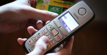 Auch bei den aktuell wegen der Corona-Pandemie möglichen telefonischen Krankenschreibungen ist aus Sicht der Krankenkassen eingehende ärztliche Beratung wichtig. Foto: Karl-Josef Hildenbrand/dpa