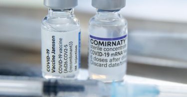 Für eine anerkannte Grundimmunisierung muss auf die Erstimpfung mit Johnson & Johnson eine Zweitimpfung folgen - am besten mit einem mRNA-Vakzin. Foto: Daniel Karmann/dpa