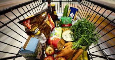 Lebensmittel liegen in einem Einkaufswagen. Foto: Fabian Sommer/dpa