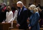 US-Präsident Joe Biden und seine Frau Jill besuchten die Messe in der Kathedrale St. Matthew the Apostle während der Feierlichkeiten zu seinem Amtsantritt. Foto: Evan Vucci/AP/dpa