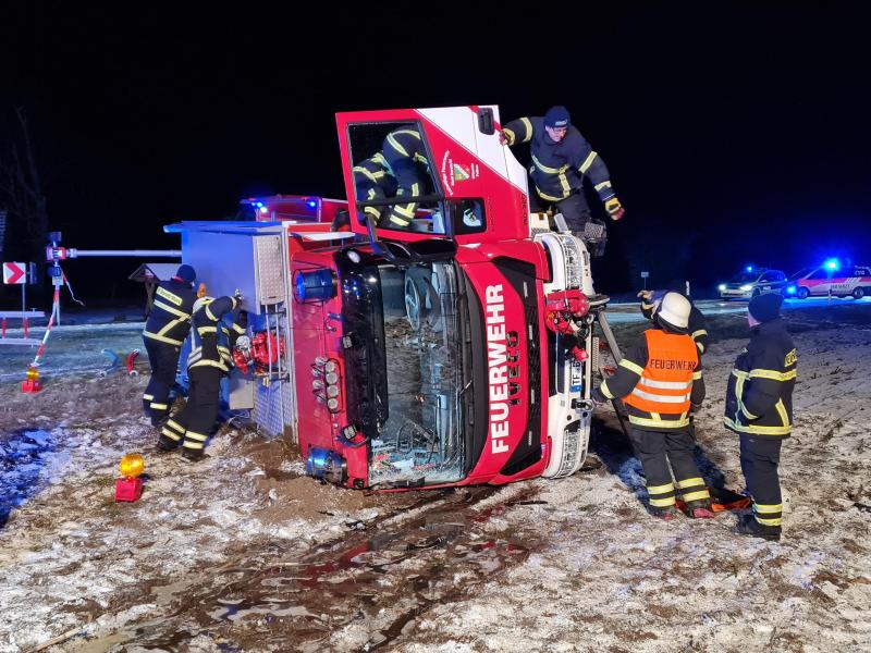 Helfer in Not: In Brandenburg verunglückte ein Feuerwehr-Fahrzeug auf dem Weg zu einem Unfall mit zwei Lkw. Foto: Julian Stähle/TNN/dpa