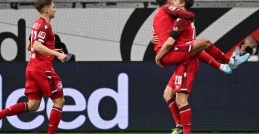 Bielefelds Torschütze Alessandro Schöpf (M) springt Vorlagengeber Patrick Wimmer in die Arme. Foto: Arne Dedert/dpa
