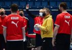 Deutschlands Cheftrainer Alfred Gislason (2.v.r.) spricht mit den Spielern. Foto: Marijan Murat/dpa