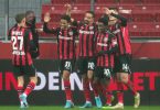 Die Spieler von Leverkusen feiern den Treffer zur 1:0-Führung. Foto: Marius Becker/dpa