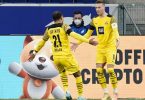 Die Dortmunder Marco Reus und Donyell Malen feiern den Treffer zum 2:1-Endstand bei der TSG 1899 Hoffenheim. Foto: Uwe Anspach/dpa
