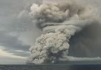 Über dem Vulkan Hunga Ha'apai steigt eine große Asche-, Dampf- und Gaswolke bis in eine Höhe von 18 bis 20 Kilometer über dem Meeresspiegel auf. Foto: Tonga Geological Services/ZUMA/dpa