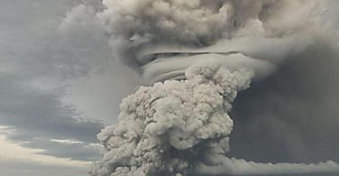 Über dem Vulkan Hunga Ha'apai steigt eine große Asche-, Dampf- und Gaswolke bis in eine Höhe von 18 bis 20 Kilometer über dem Meeresspiegel auf. Foto: Tonga Geological Services/ZUMA/dpa