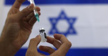 In Israel haben bereits mehr als 600.000 Menschen eine vierte Impfdosis erhalten. Foto: Tsafrir Abayov/AP/dpa